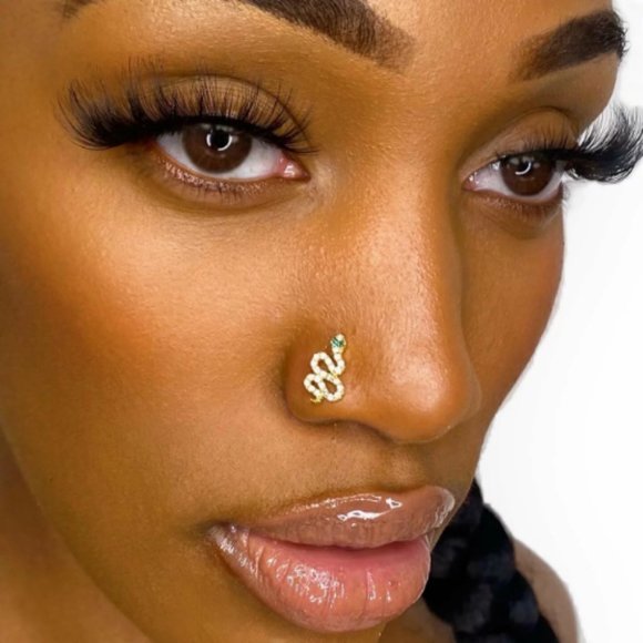Green Eyed Snake Nose Stud Made Of Surgical Steel Topped Cubic Zirconia Stones - Picture 1 of 2